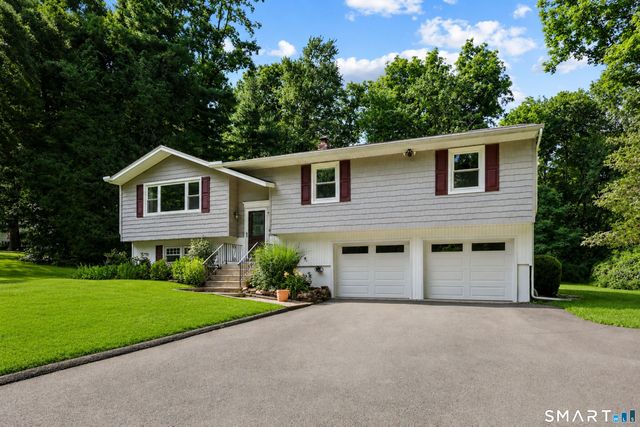 8 Fleetwood Drive, New Fairfield, CT 06812