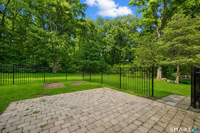 8 Fleetwood Drive, New Fairfield, CT 06812