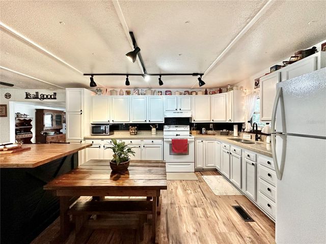 9430 CAROLINA WAY, Fanning Springs, FL 32693