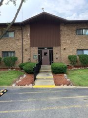 100 Willow Lane B216, Willow Springs, IL 60480