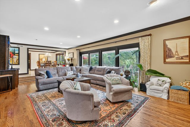 1886 Clover Drive, Inverness, IL 60067