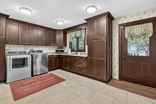 1886 Clover Drive, Inverness, IL 60067