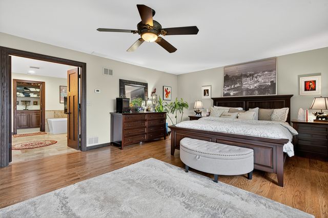 1886 Clover Drive, Inverness, IL 60067