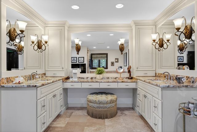 1886 Clover Drive, Inverness, IL 60067