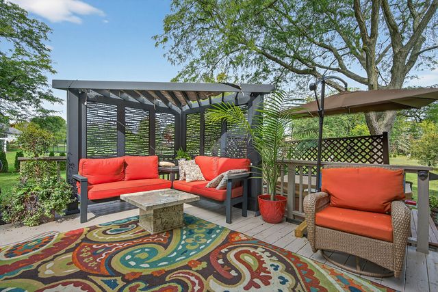 1886 Clover Drive, Inverness, IL 60067