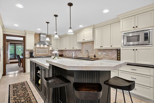 1886 Clover Drive, Inverness, IL 60067