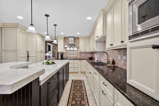 1886 Clover Drive, Inverness, IL 60067