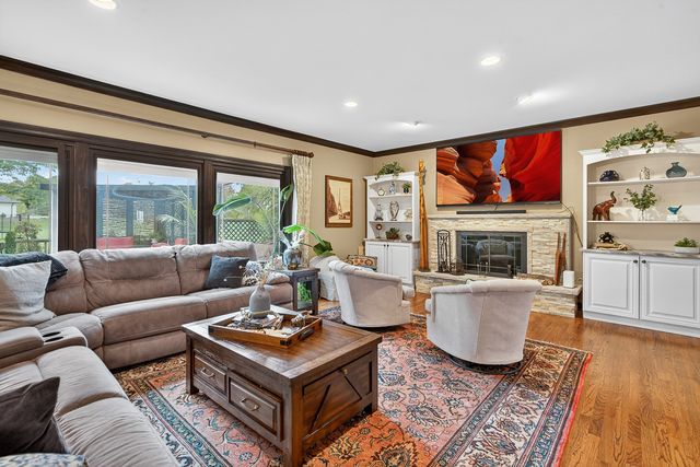 1886 Clover Drive, Inverness, IL 60067