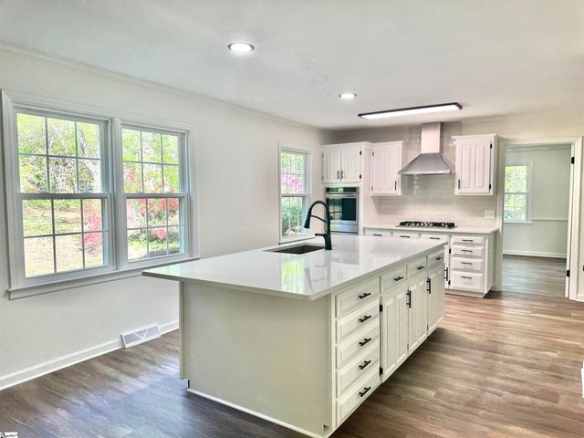102 Buckingham Court, Easley, SC 29640