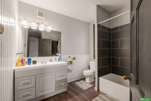 1138 S 30th Avenue, Omaha, NE 68105