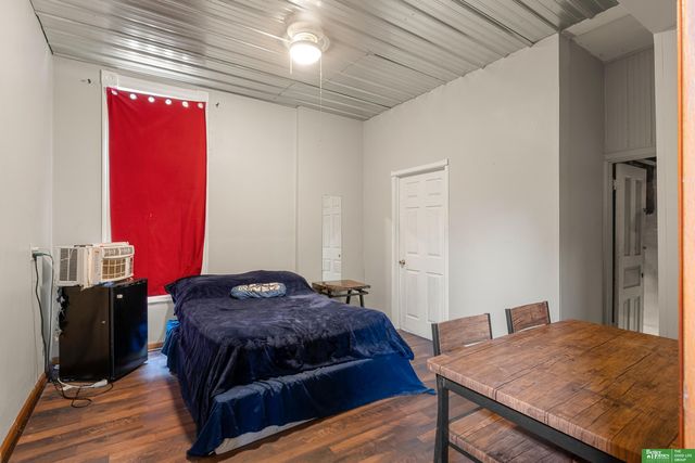 1138 S 30th Avenue, Omaha, NE 68105