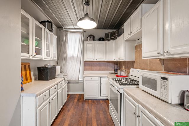 1138 S 30th Avenue, Omaha, NE 68105