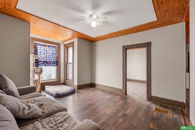 1138 S 30th Avenue, Omaha, NE 68105