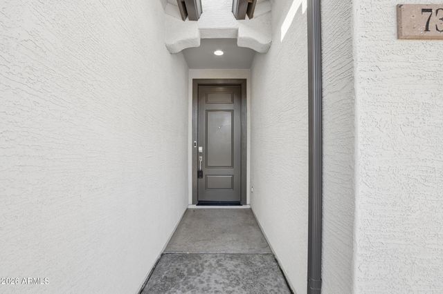 73 E CAPRICORN Way, Chandler, AZ 85249