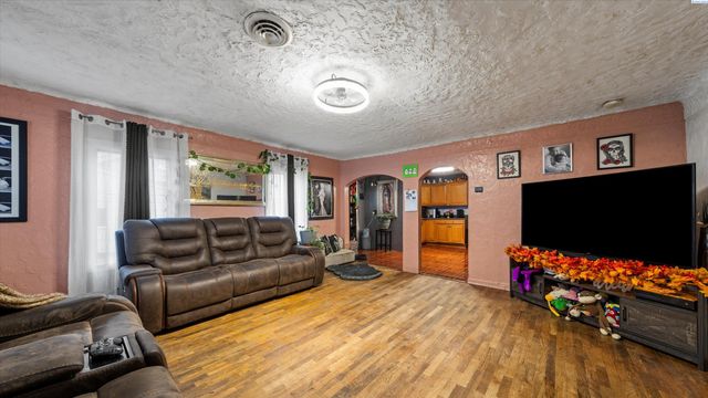 2021 W 4th Ave, Kennewick, WA 99336