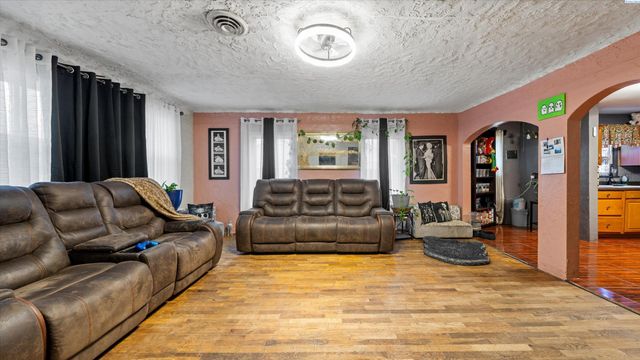 2021 W 4th Ave, Kennewick, WA 99336