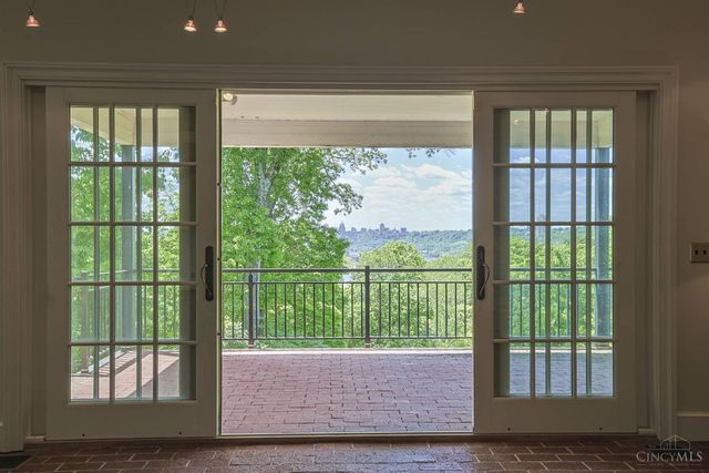 11 Weebetook Lane, Cincinnati, OH 45208