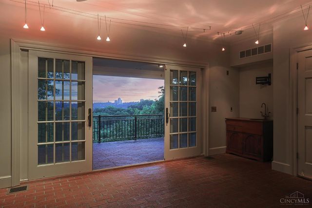 11 Weebetook Lane, Cincinnati, OH 45208