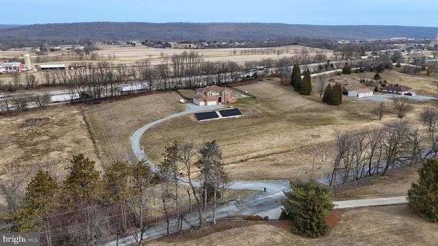 865 DRY RUN RD, Grantville, PA 17028