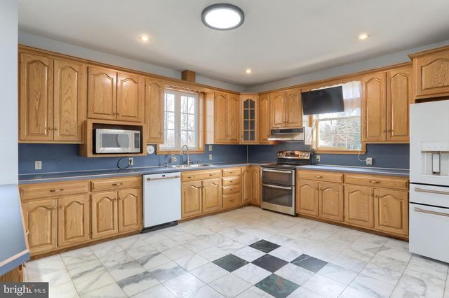 865 DRY RUN RD, Grantville, PA 17028