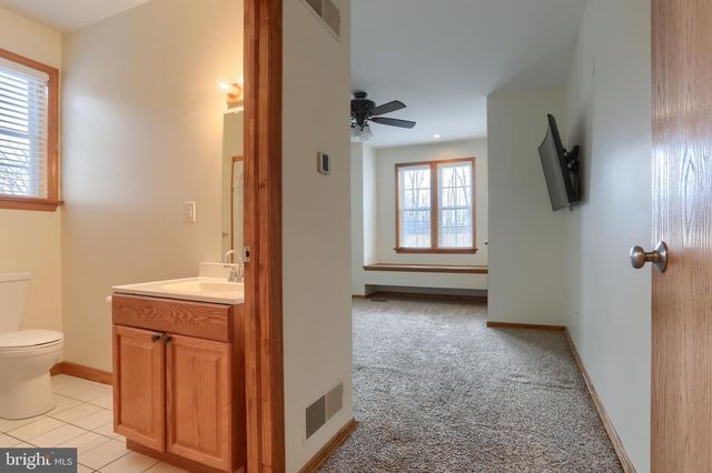 865 DRY RUN RD, Grantville, PA 17028