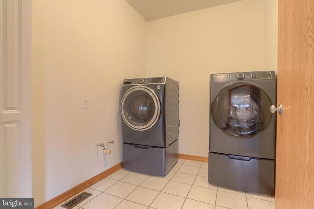 865 DRY RUN RD, Grantville, PA 17028