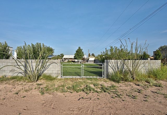 1110 N Ordenar St, Marfa, TX 79843
