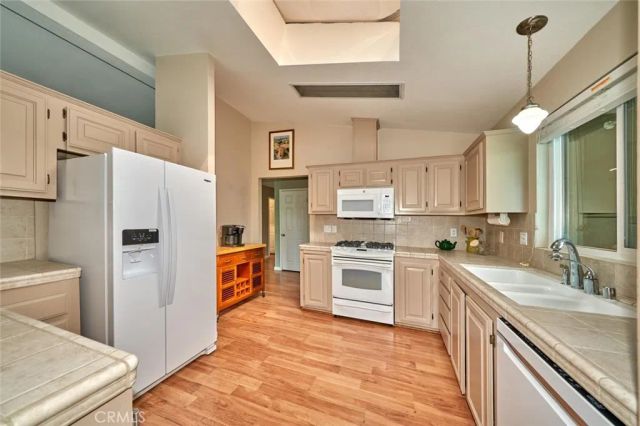 33540 Barcelona, Thousand Palms, CA 92276