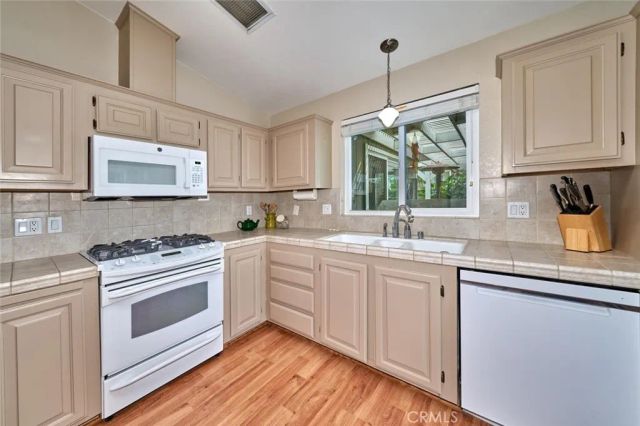 33540 Barcelona, Thousand Palms, CA 92276