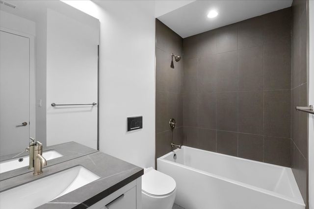 204 S Leavitt Street 201, Chicago, IL 60612