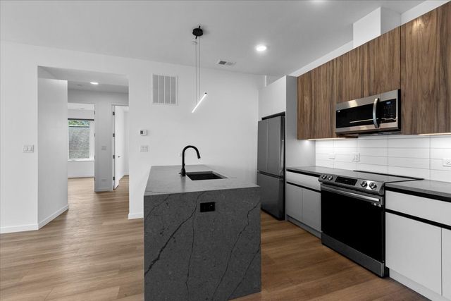 204 S Leavitt Street 201, Chicago, IL 60612