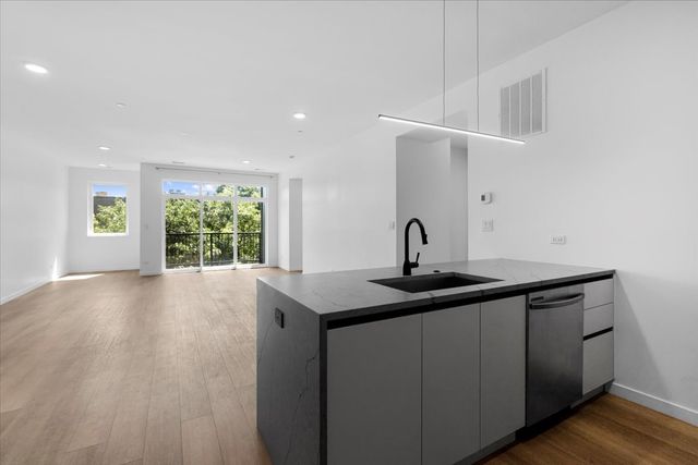 204 S Leavitt Street 201, Chicago, IL 60612