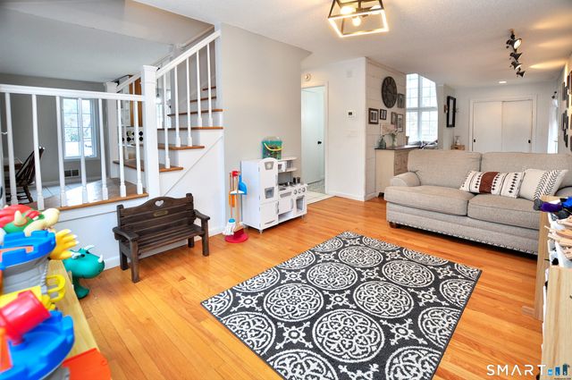 28 Great Pond Road, Simsbury, CT 06070