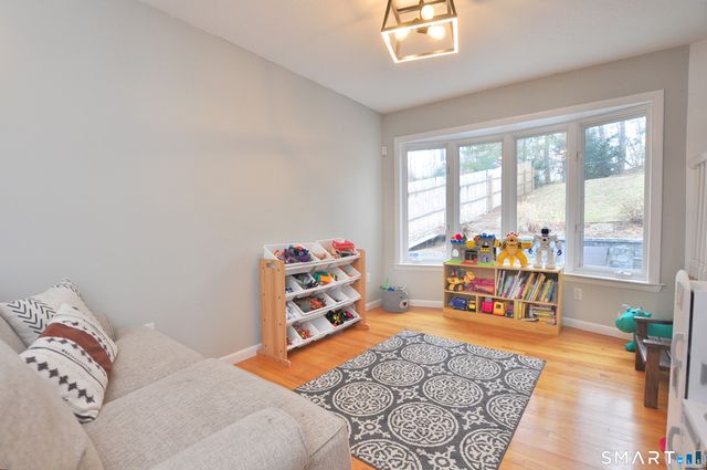 28 Great Pond Road, Simsbury, CT 06070