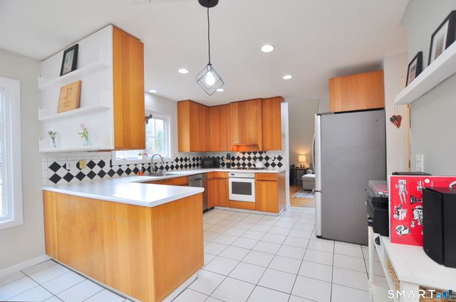 28 Great Pond Road, Simsbury, CT 06070