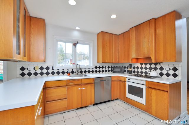 28 Great Pond Road, Simsbury, CT 06070