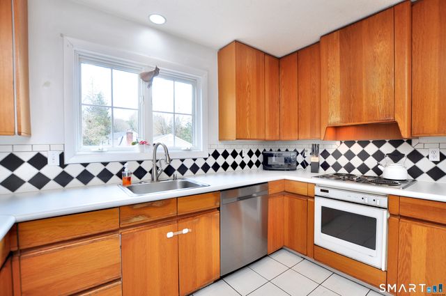 28 Great Pond Road, Simsbury, CT 06070