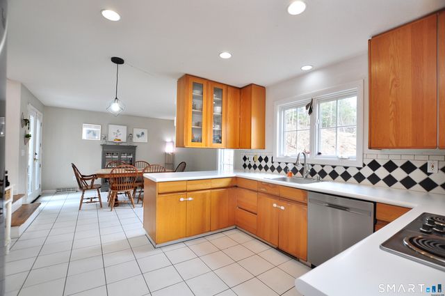 28 Great Pond Road, Simsbury, CT 06070