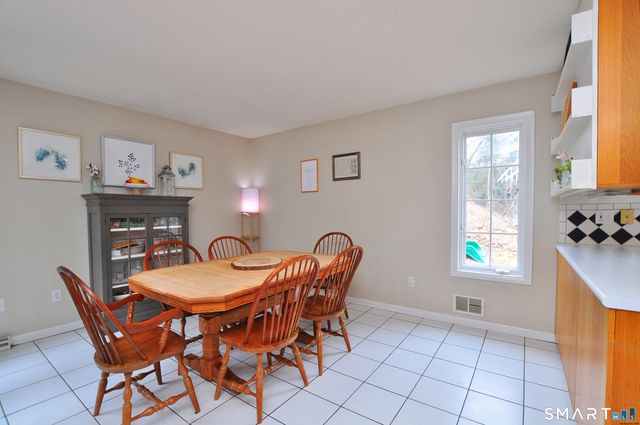 28 Great Pond Road, Simsbury, CT 06070