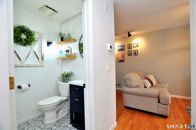 28 Great Pond Road, Simsbury, CT 06070