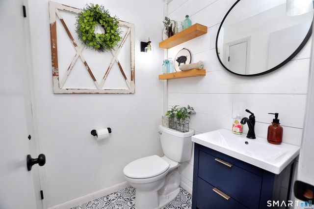 28 Great Pond Road, Simsbury, CT 06070