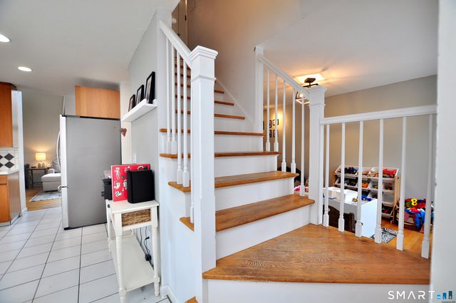 28 Great Pond Road, Simsbury, CT 06070