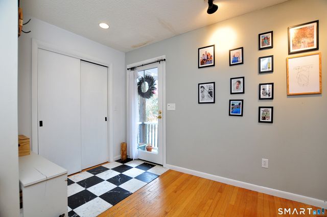 28 Great Pond Road, Simsbury, CT 06070