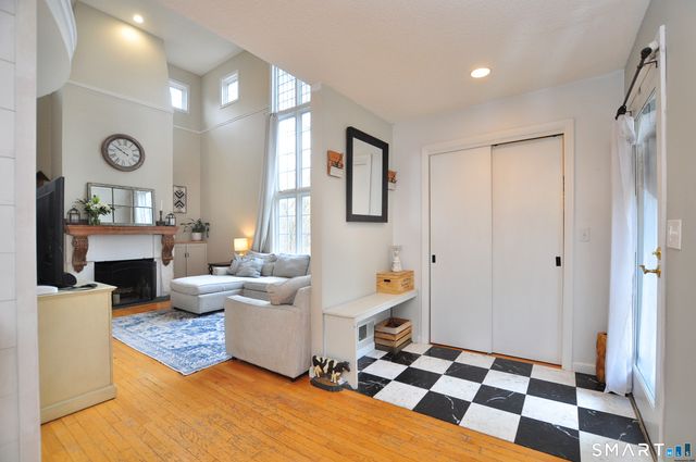 28 Great Pond Road, Simsbury, CT 06070