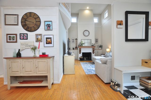 28 Great Pond Road, Simsbury, CT 06070