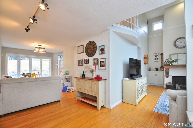 28 Great Pond Road, Simsbury, CT 06070