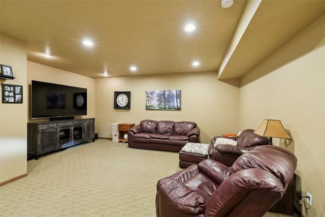 800 Lake View Avenue, Polk City, IA 50226