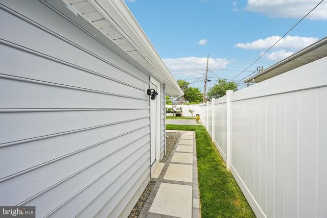 1 CURRY LN, Newark, DE 19713