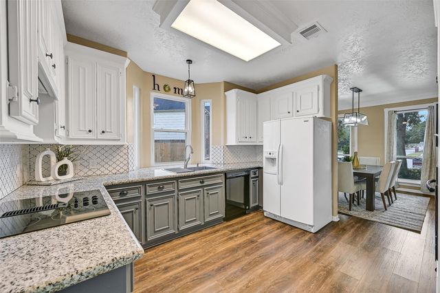 303 Regency Court, Friendswood, TX 77546