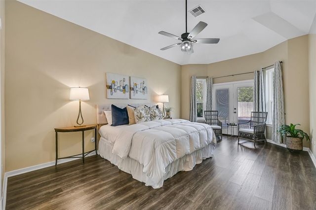 303 Regency Court, Friendswood, TX 77546